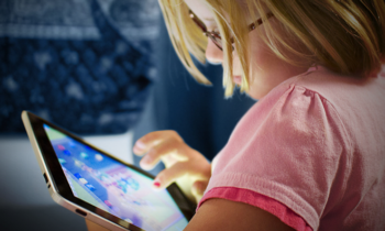Un estudio sugiere que demasiado tiempo de pantalla afecta el desarrollo infantil