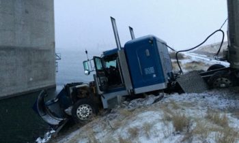 Camión con ganado estuvo a punto de caer adentro de Snake River