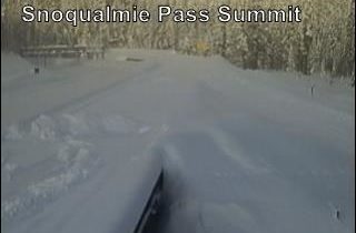 Snoqualmie Pass permanece cerrado después de más de 50 pulgadas de nieve
