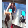 Mujer asalta a empleada de restaurante por una orden incorrecta de un sándwich