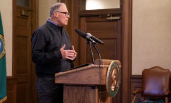 El gobernador Inslee anuncia que las fuerzas del orden público tomarán medidas enérgicas contra las empresas que violen la orden de quedarse en casa