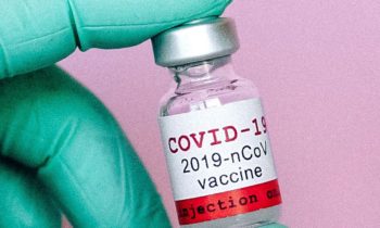 Actualización Sobre Las Vacunas Viene en el Aniversario del Comienzo de COVID-19