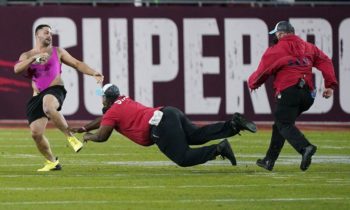 Hombre invade el campo durante el Super Bowl