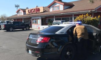 La policía de Kennewick arresta a un hombre un mes después por tiroteo desde un auto en movimiento en el centro comercial