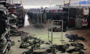 Un joven prende fuego a un estante de ropa en el Walmart de Pasco