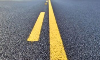 Una mujer muere después de caerse de una camioneta en la I-82