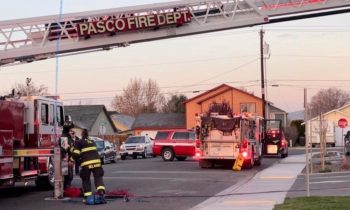 Los bomberos rescatan a un hombre atrapado dentro de un camión de basura