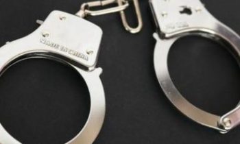 Hombre se roba un carro con un niño adentro