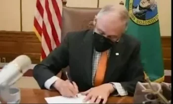 El gobernador Inslee firma proyectos de ley de educación para reducir las barreras para las familias