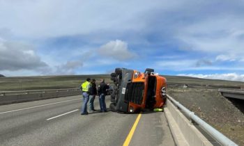 Un vuelco cierra la I-182 durante varias horas debido al viento