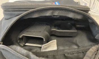 Encuentran arma en mochila de estudiante