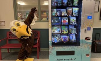 Escuela primaria de Pasco estrena una nueva máquina dispensadora de libros