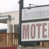 Quitan el letrero del Motel Thunderbird en Pasco