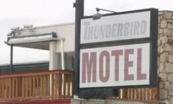 Quitan el letrero del Motel Thunderbird en Pasco