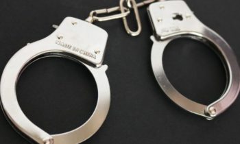 Arrestan a mujer de Yakima tras agredir a un oficial