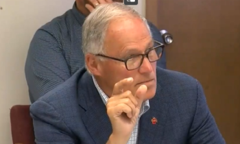 El gobernador Inslee impresionado por los esfuerzos de Yakima para combatir la falta de vivienda de los jóvenes, la violencia de las pandillas y el uso de energía solar