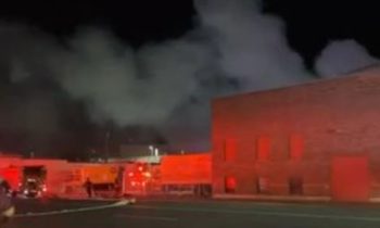 Bomberos apagan incendio en Franz Bakery