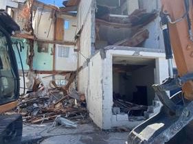 Continúa la demolición del Motel Thunderbird