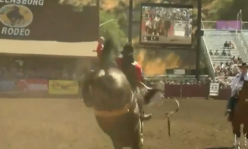 Personas de todo el país asistieron al Rodeo de Ellensburg el día del campeonato.