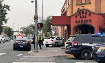 Un carro se estrella contra la panadería Viera’s en Pasco