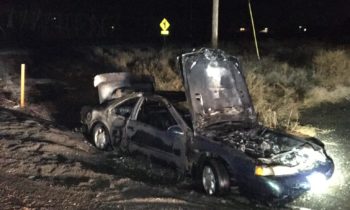 Un vehículo se prende en llamas después de caer en una zanja en Prosser