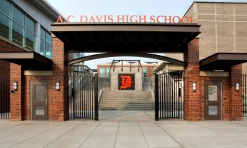 Reportes de armas en la escuela Davis llevan a seis arrestos