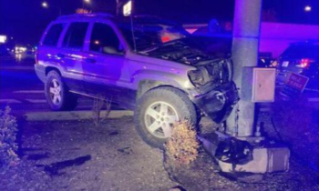 Un hombre está en la cárcel después de estrellarse contra un poste de luz