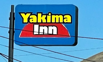 La policía busca 2ndo sospechoso en la muerte de una mujer en un hotel de Yakima