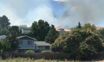 Un incendio amenaza las casas de un vecindario de Richland 