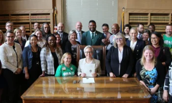 La gobernadora de Oregón firma proyectos de ley de atención médica