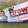 Miembro del Concejo Municipal de Pasco y su oponente responden a insulto racial dejado en un cartel de campaña
