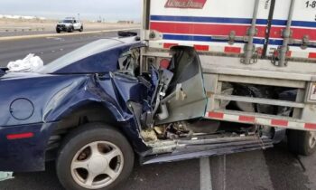 Conductor muere en accidente automovilístico contra semirremolque en Sunnyside