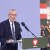 Insólito: un perro muerde al presidente de Austria durante una visita oficial