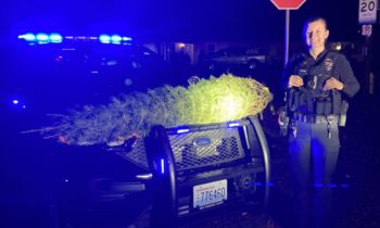 Hombre que corría con un árbol de Navidad robado fue detenido en Kennewick