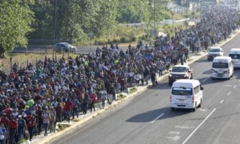 Blinken y Mayorkas se reúnen con AMLO para atajar la crisis migratoria mientras una enorme caravana atraviesa México