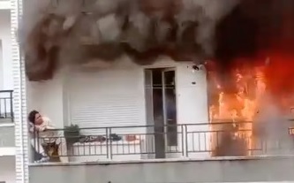 Una mujer queda atrapada en un balcón mientras un apartamento se incendia en Kennewick