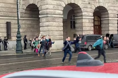 Personas corriendo del tiroteo en el centro de Praga
