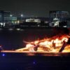 Avión choca contra otro y se incendia en aeropuerto de Tokio
