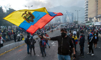 ¿Qué pasa en Ecuador? Aterrador asalto de encapuchados a canal de televisión en vivo prende las alarmas