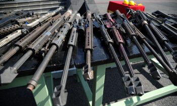 Corte estadounidense reactivará juicio contra armerías por abastecer con armas a crimen fronterizo