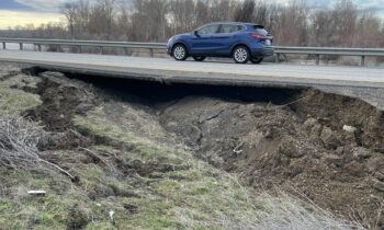 La I-82 ahora está cerrada en ambas direcciones cerca de Wapato debido a una falla en el terraplén y una alcantarilla dañada