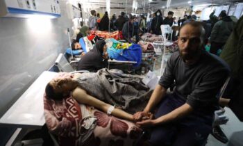 Ataque israelí contra multitud que esperaba ayuda en Gaza deja decenas de muertos y heridos
