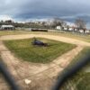 ​La comunidad ayuda a la liga juvenil de béisbol a preparar los campos para la temporada