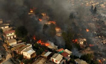 En Chile brutal incendio deja al menos 112 muertos, más de 3 mil casas quemadas y sospechas de intencionalidad