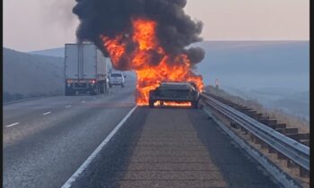 I82 en dirección oeste queda reducida a un carril debido a incendio de automóvil