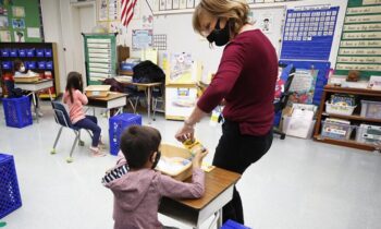 Distrito Escolar de Pasco se asocia con WEA y PAE para lanzar programa de residencia para maestros de educación especial