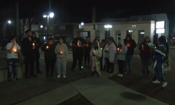 La comunidad honra a los hermanos Hernández en una vigilia con velas