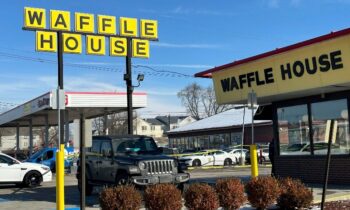 Un muerto y cinco heridos en el tiroteo en Waffle House de Indianápolis