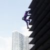 Impresionante hazaña: A sus 61 años el “Spiderman” francés escala un edificio de 711 pies