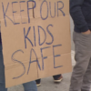 Padres y estudiantes protestan fuera de la escuela secundaria Garfield, con el fin de detener la violencia